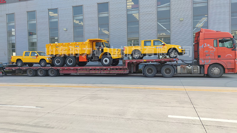2臺(tái)運(yùn)料、1臺(tái)uq20尖頭運(yùn)輸車(chē)發(fā)往貴州